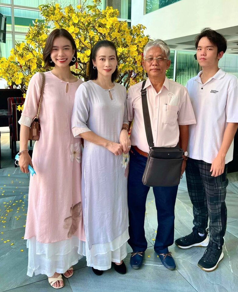 NSƯT Tuyết Thu kết hôn với chồng làm trong ngành công an, có cuộc sống hạnh phúc.