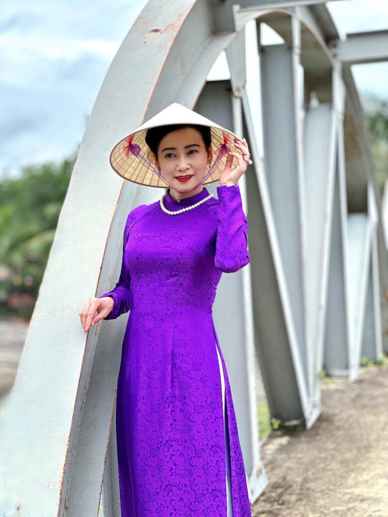 NSƯT Tuyết Thu từ công nhân xưởng may thành nghệ sĩ gạo cội.