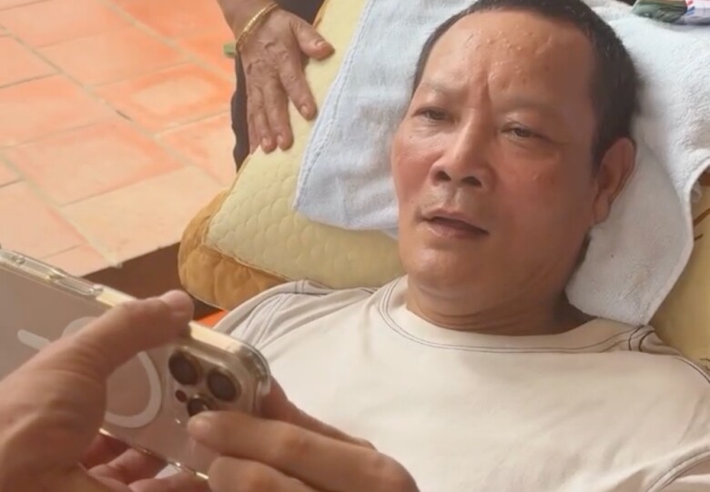 Đồng nghiệp thăm diễn viên Thái Hòa sáng 7/5.