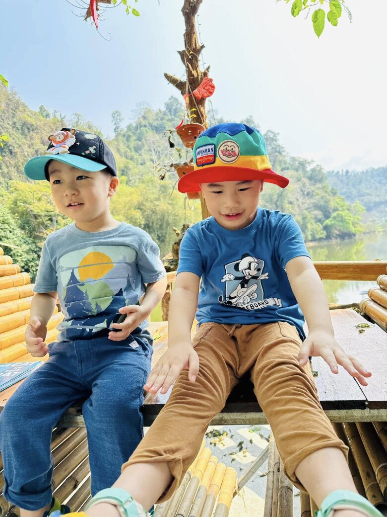 2 con trai đáng yêu của cặp đôi, thừa hưởng nhiều nét đẹp từ bố mẹ.