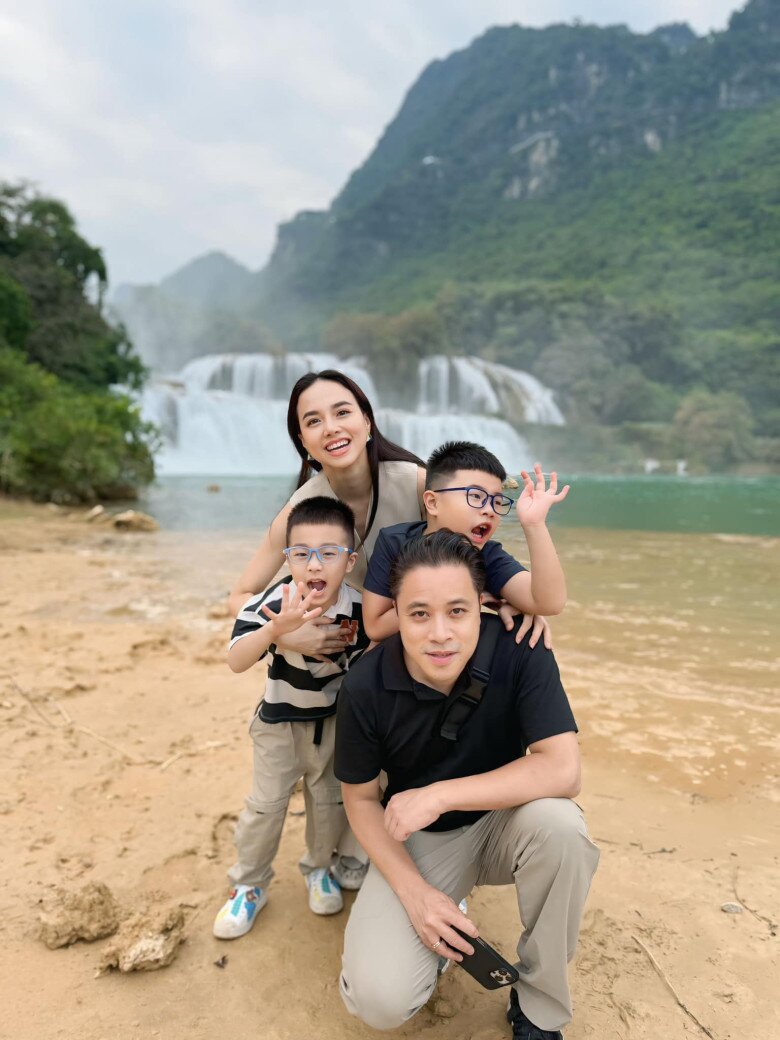 Gia đình hạnh phúc của Đinh Ngọc Diệp và Victor Vũ.