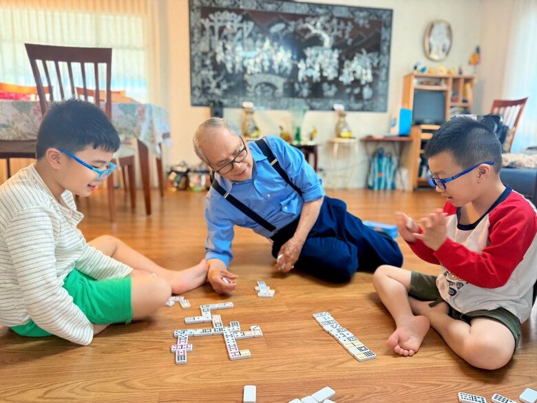 2 con trai của Đinh Ngọc Diệp quây quần bên ông nội.