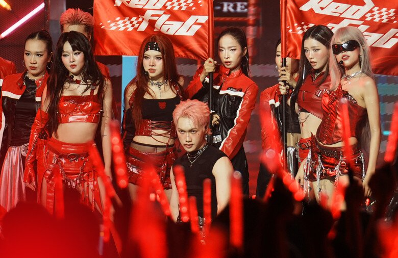 Sân khấu “Red Flag” đậm chất retro của đội Bích Phương.