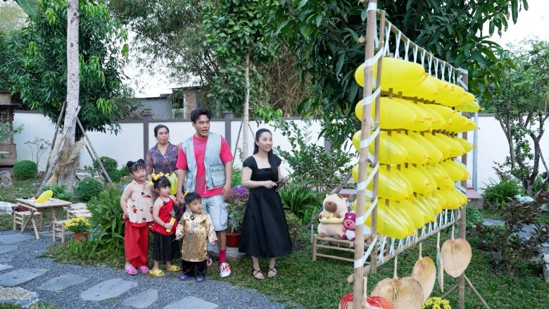 Lê Dương Bảo Lâm và các con chuẩn bị cho Quỳnh Quỳnh món quà “chuẩn đam mê”.