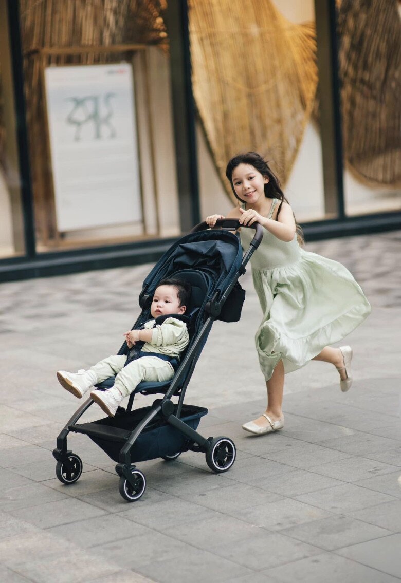Siêu mẫu Hà Anh hạnh phúc vì các con yêu thương, gắn kết với nhau.