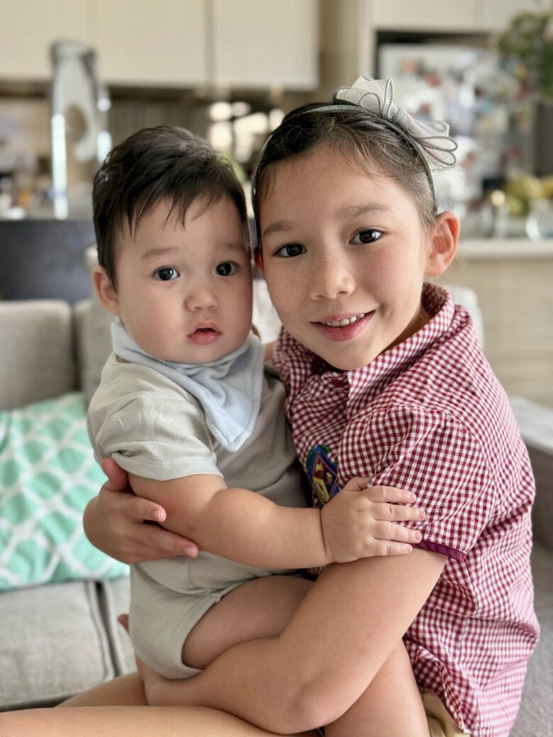 2 con của nữ siêu mẫu được khán giả nhận xét đẹp như “búp bê lai”.