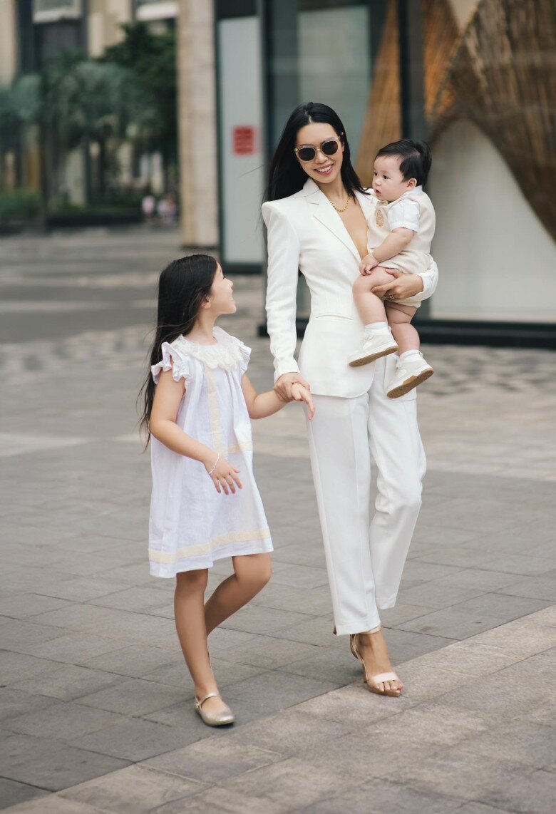 Siêu mẫu Hà Anh được nhận xét nuôi dạy con rất khéo léo.
