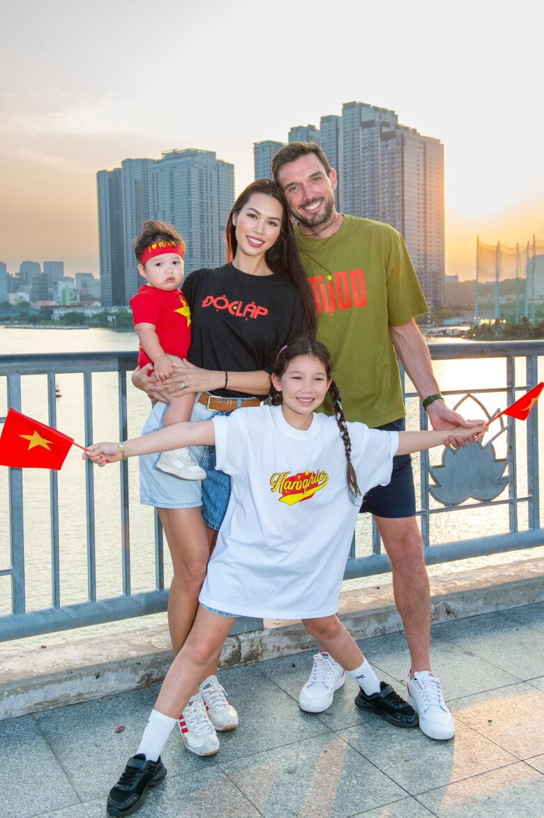 Gia đình hạnh phúc của siêu mẫu Hà Anh và chồng người Anh.