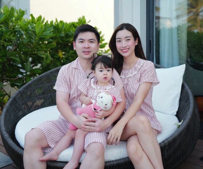 Đỗ Mỹ Linh cùng chồng con diện đồng phục màu hồng trong chuyến du lịch.