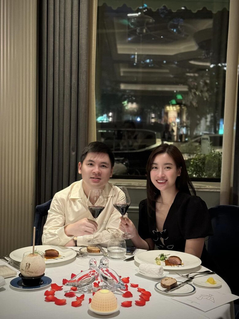 Đỗ Mỹ Linh được ông xã thiếu gia yêu thương và cưng chiều hết mực.