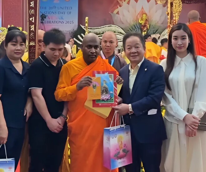 Đỗ Mỹ Linh giản dị cùng nhà chồng đi chiêm bái xá lợi Phật.