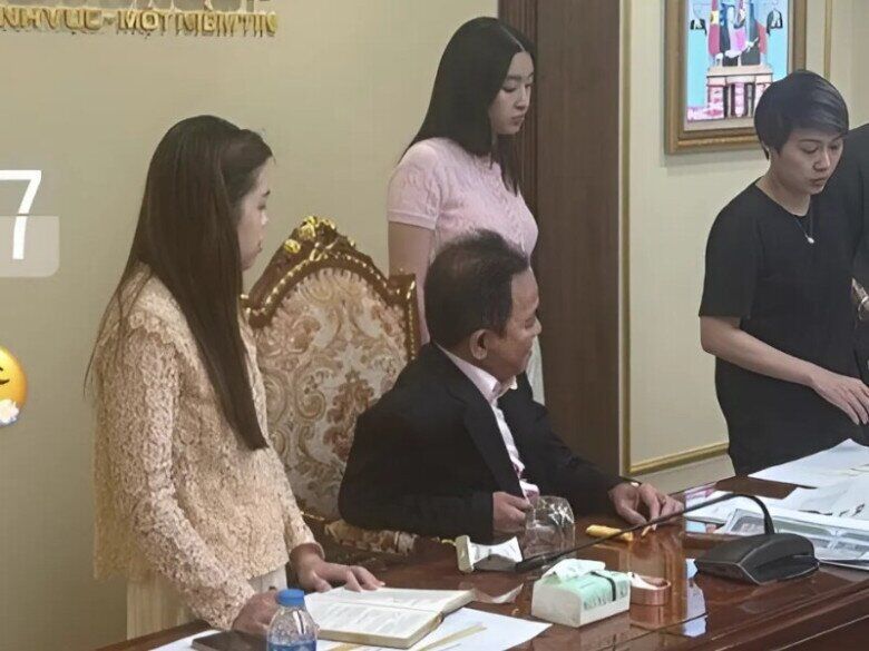 Đỗ Mỹ Linh thức đến 3 giờ sáng để phụ giúp bố chồng làm việc.