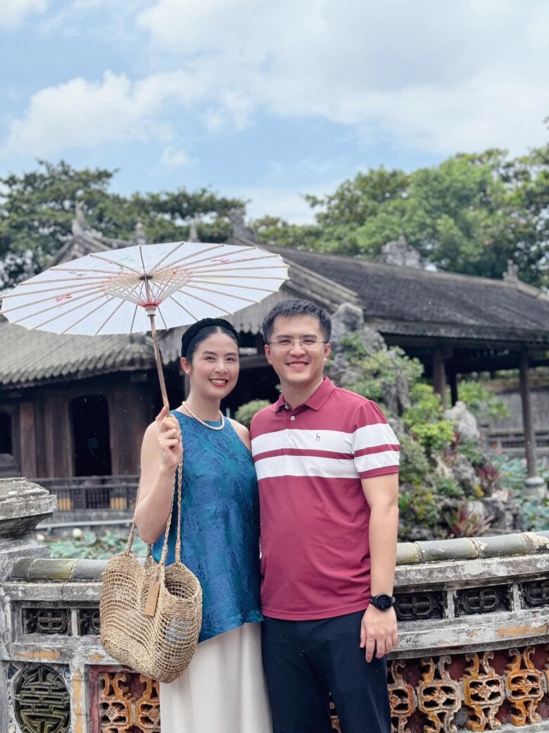 Vợ chồng nàng hậu vỡ òa hạnh phúc khi có con tự nhiên.