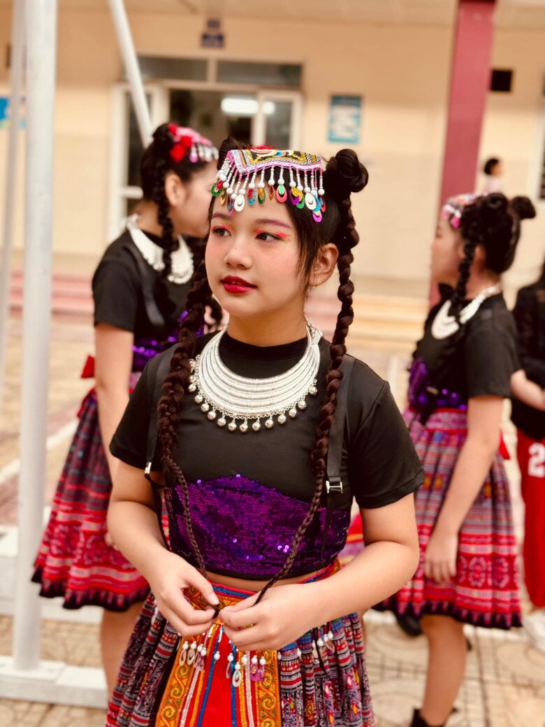 Bé Thùy An rất năng nổ tham gia các hoạt động văn nghệ ở trường.
