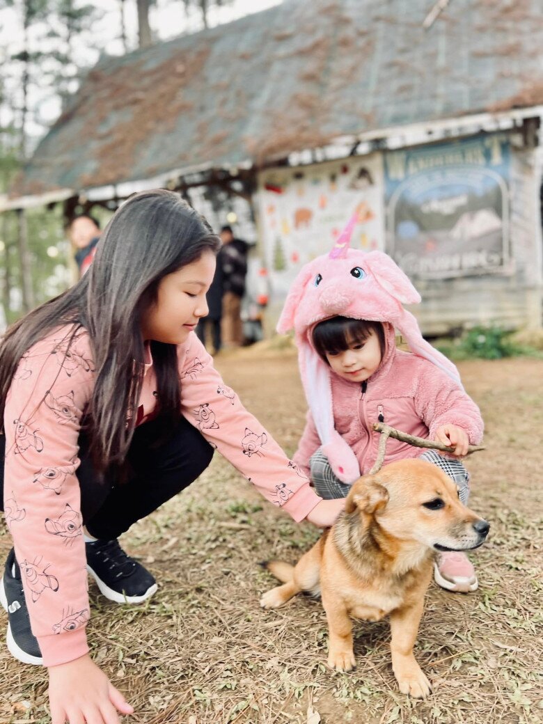Jennifer Phạm tự hào khi ái nữ hiểu chuyện, biết phụ giúp bố mẹ làm việc.