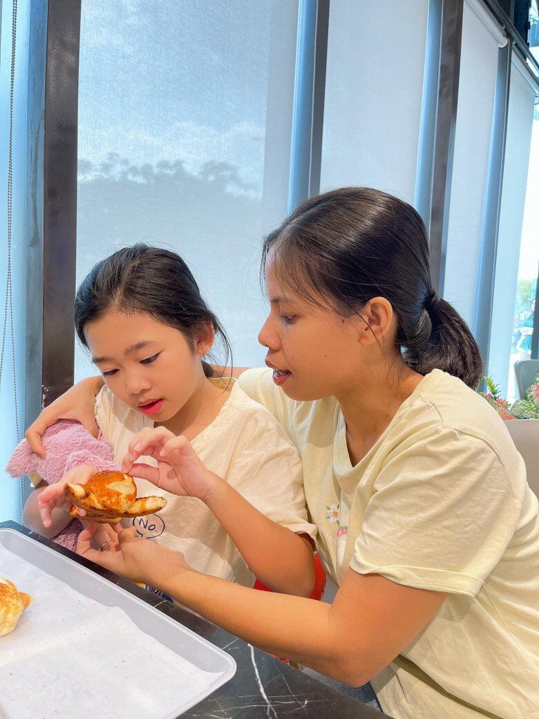 Bảo mẫu luôn theo dõi, động viên con gái Mai Phương trong quá trình học tập.