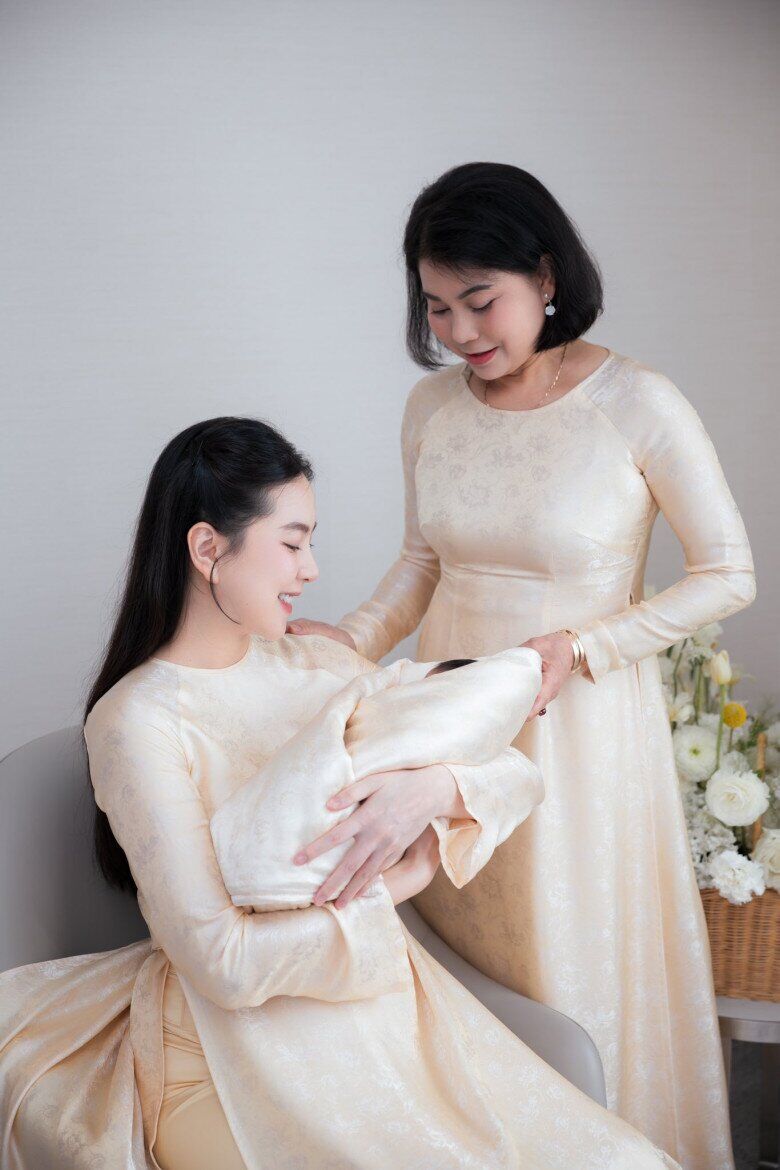 Nữ MC cho biết cô đặt ra nguyên tắc không được hôn em bé sơ sinh để bảo vệ sức khỏe của con.