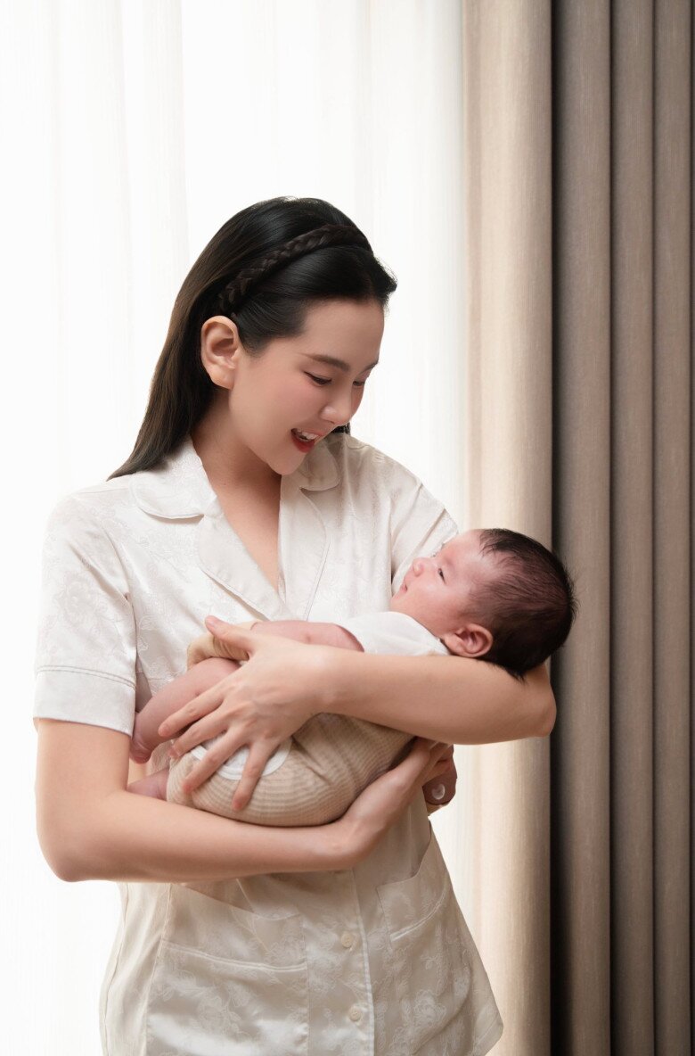 Nữ MC gia nhập hội mẹ bỉm sữa “nghiện” khoe con, thường xuyên đăng tải hình ảnh của quý tử.