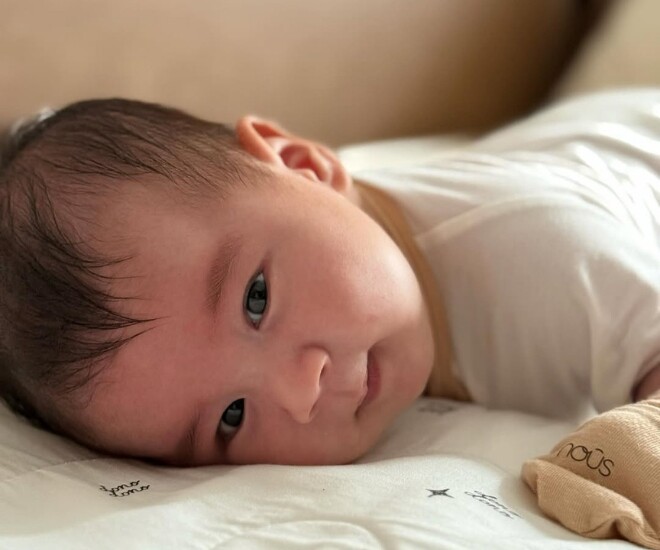 Bé Panda dù thức sớm nhưng vẫn ngoan ngoãn phối hợp với mẹ.