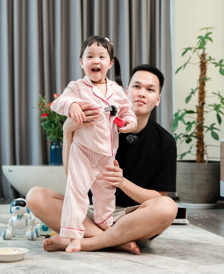 Chim Sẻ Đi Nắng lần đầu đưa con gái tham gia chương trình thực tế.
