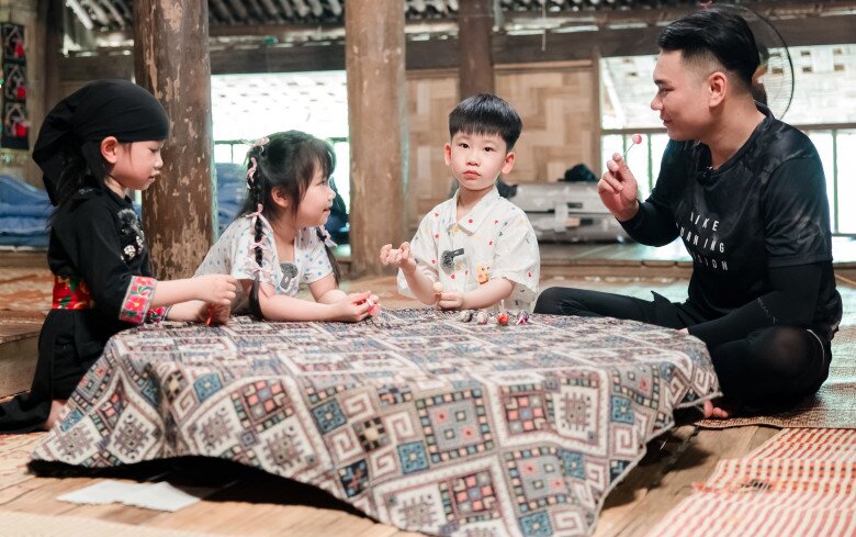 Khắc Việt đưa 2 con trải nghiệm cuộc sống nông thôn.