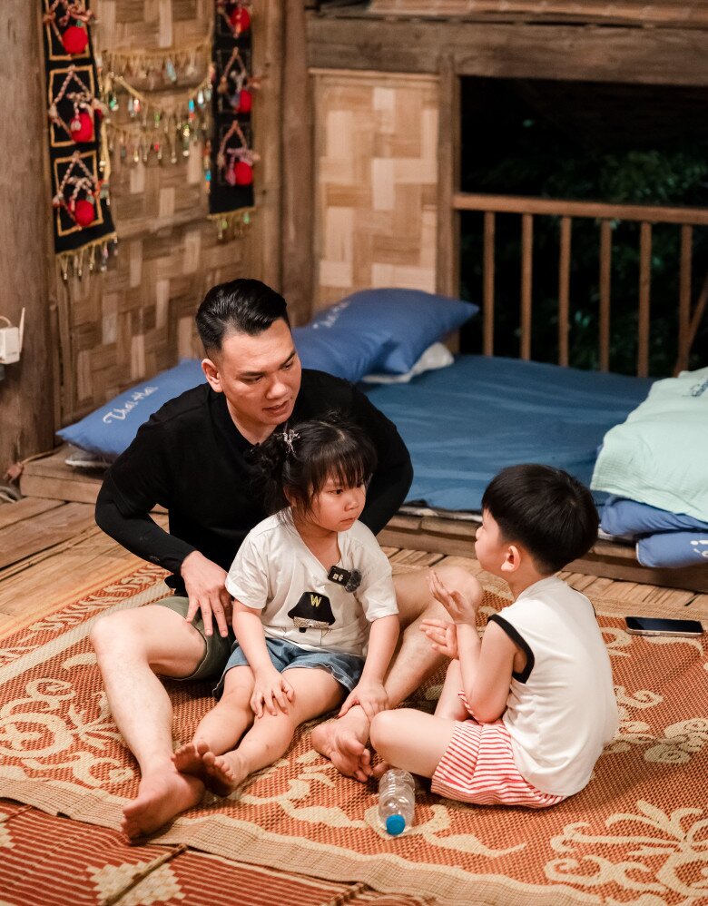 Nam nhạc sĩ tự hào vì cặp song sinh gan dạ, biết yêu thương nhau.
