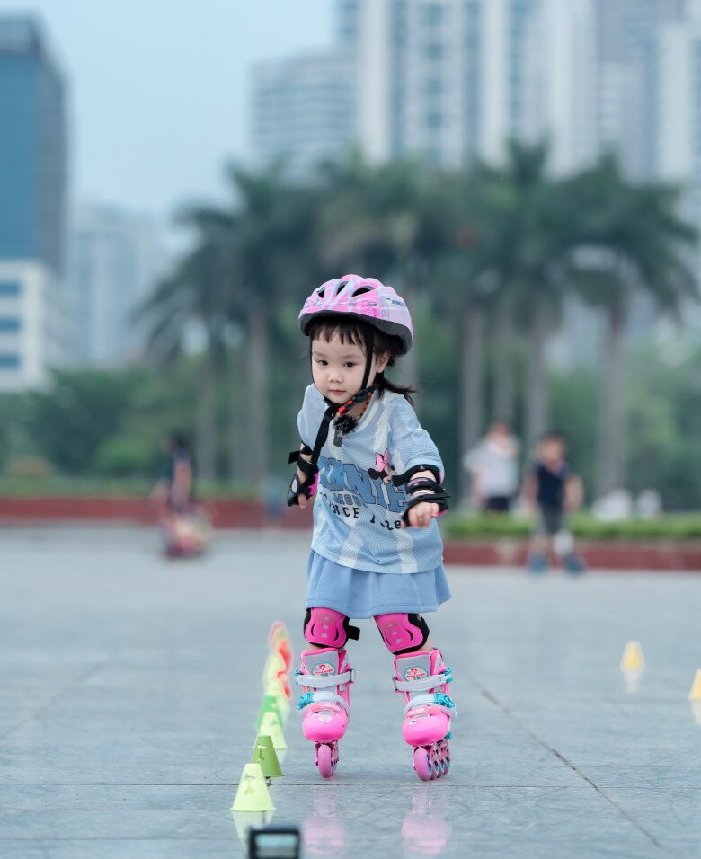 Con gái của Chim Sẻ Đi Nắng khiến dân tình trầm trồ vì kỹ năng trượt patin.