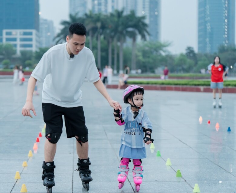 Nhóc tì còn đảm nhận luôn việc dạy bố trượt patin.