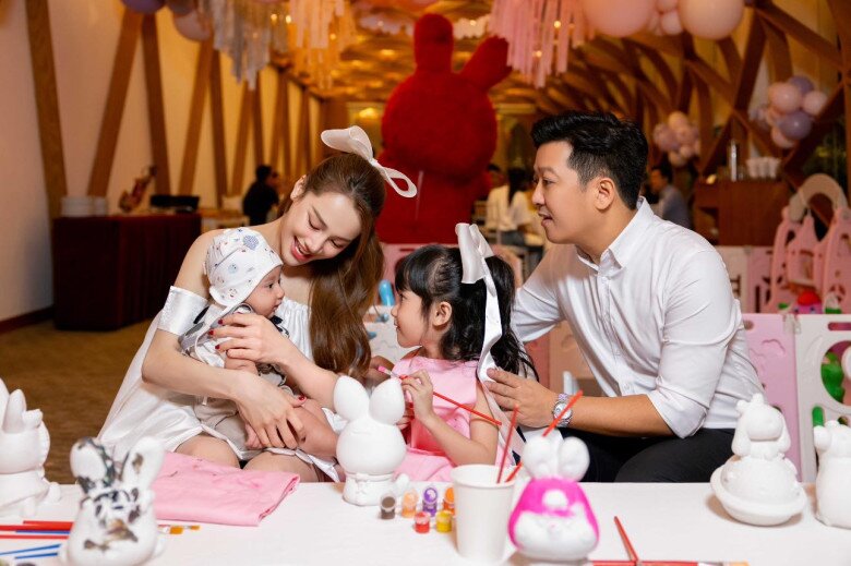Gia đình hạnh phúc “đủ nếp đủ tẻ” của Trường Giang và Nhã Phương.
