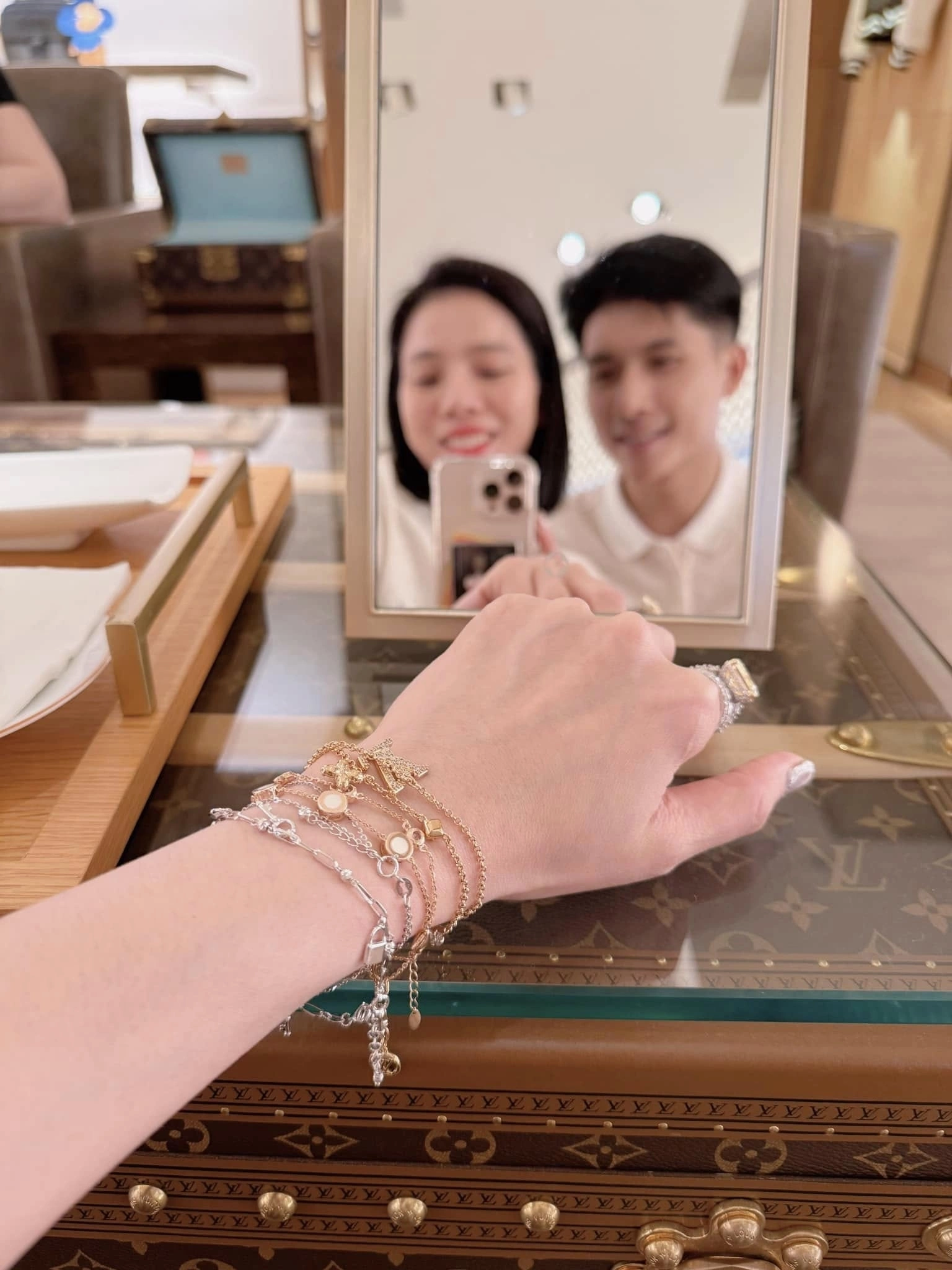 Lâm Bảo Châu thường xuyên tặng quà cho bạn gái, toàn những món đồ hiệu đắt đỏ.