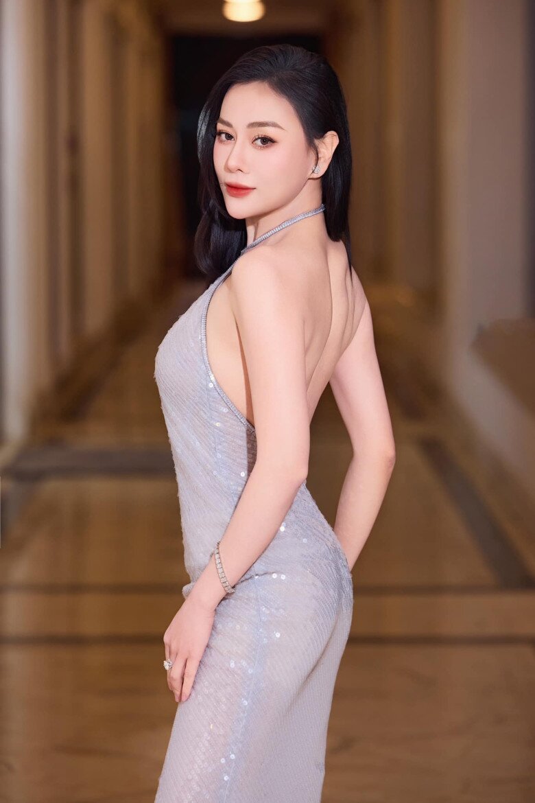 Vóc dáng sau sinh của Phương Oanh khiến dân tình ngưỡng mộ.