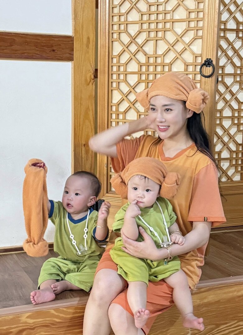 Nữ diễn viên được khen ngợi chăm con rất khéo léo và khoa học.