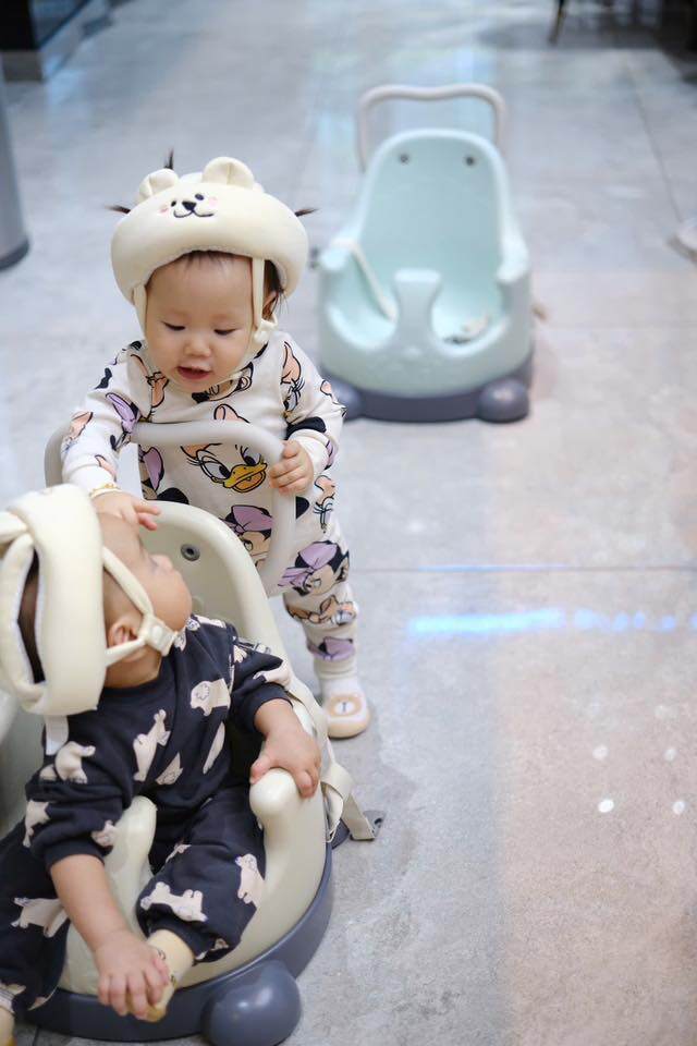 Bà xã Shark Bình “dở khóc dở cười” vì ái nữ chỉ đứng 1 chỗ, không đẩy xe cho anh.