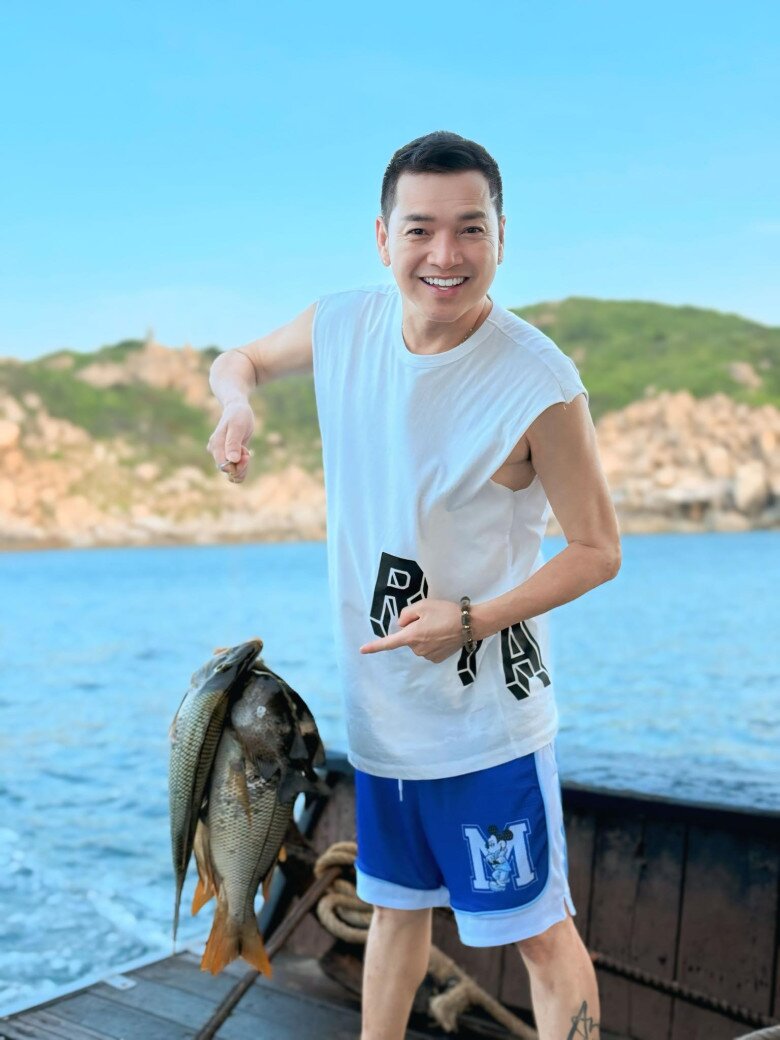 Quang Minh được nhận xét ngày càng trẻ trung từ khi yêu bạn gái kém tuổi.