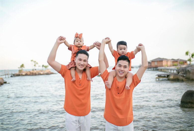 Cặp đôi thường xuyên đưa 2 con đi du lịch nhiều nơi.
