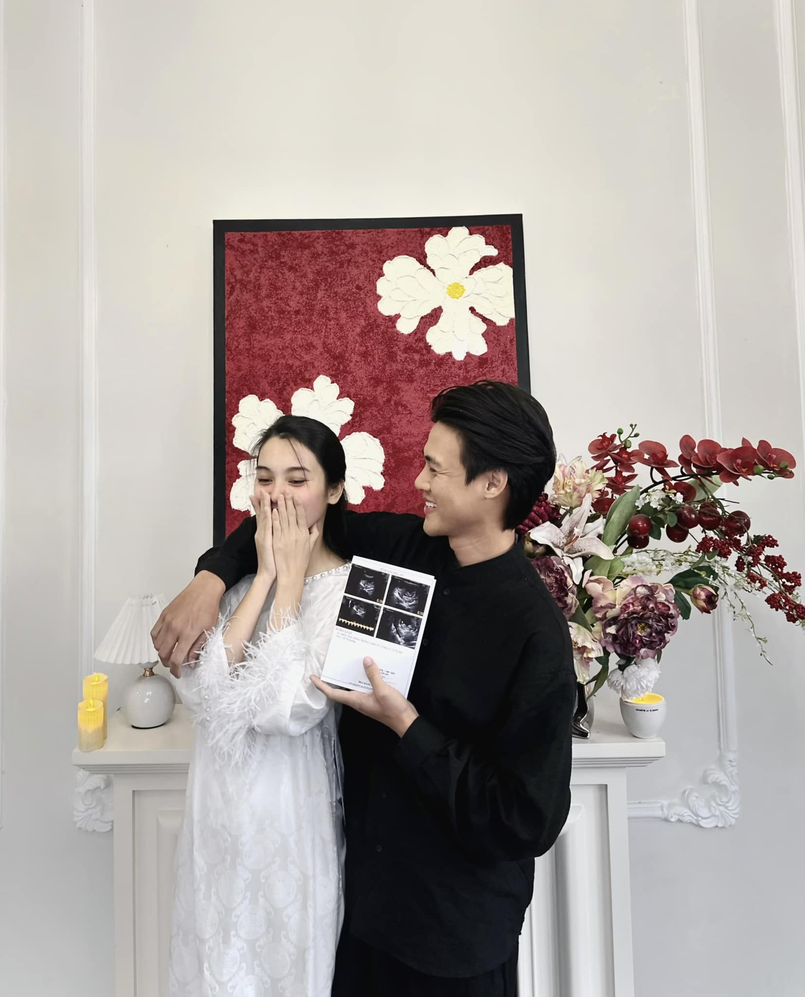 Hiện nữ diễn viên đang mang thai.