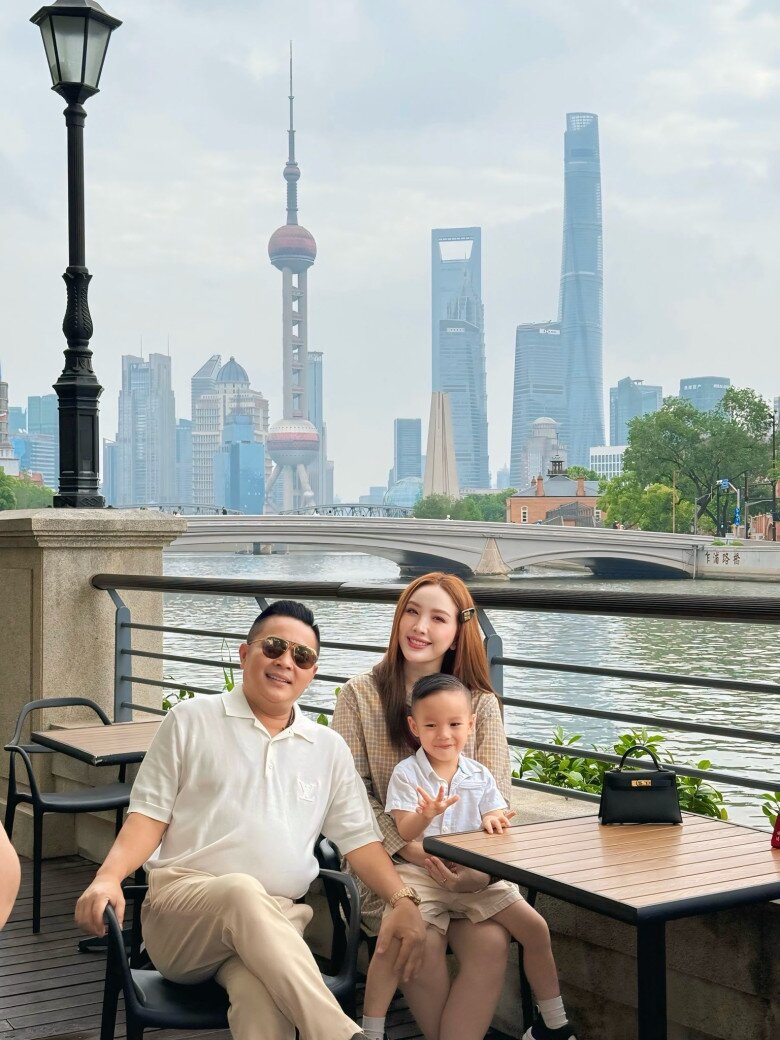 Cặp đôi có 1 cậu quý tử kháu khỉnh và đáng yêu.