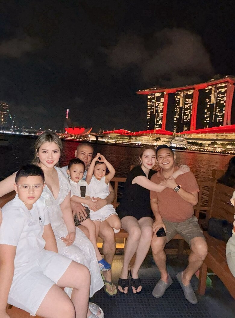 Bảo Thy cùng “đại gia đình” đưa các con sang Singapore du lịch.
