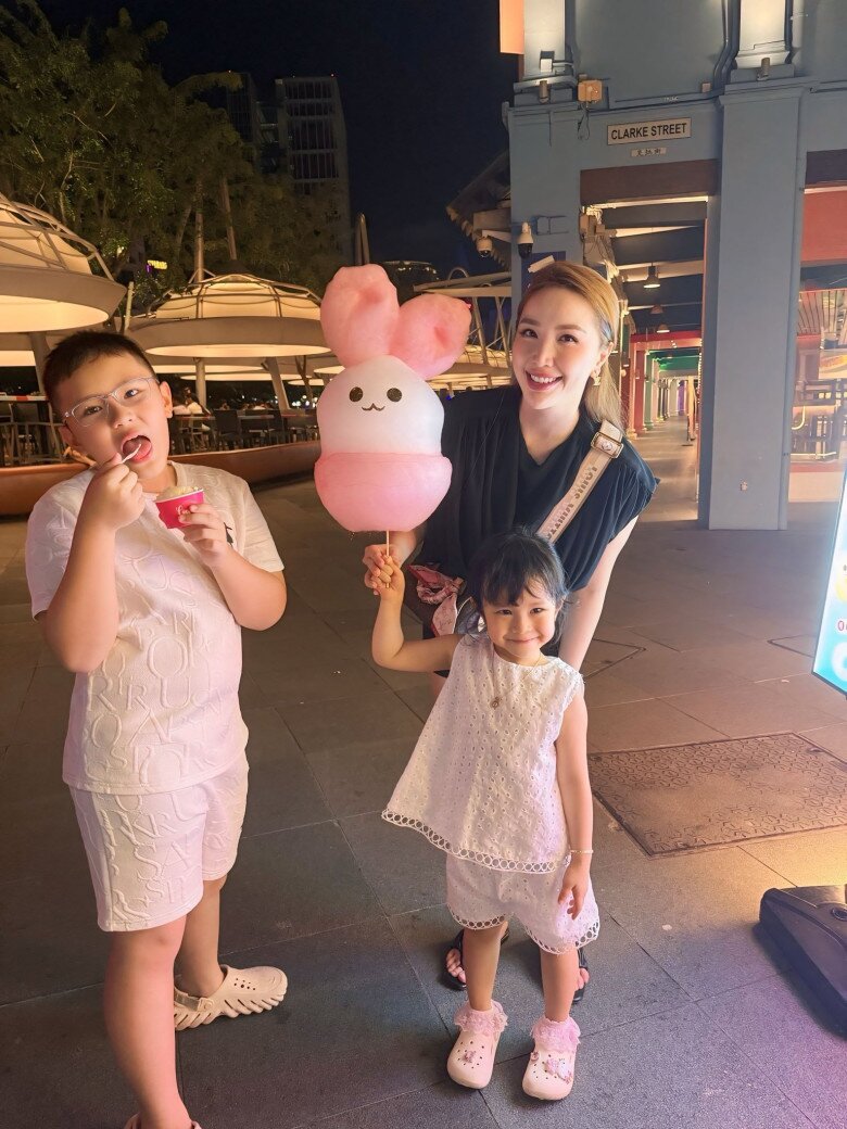 Nữ ca sĩ hài hước gọi các nhóc tì nhà mình “siêu quậy”.