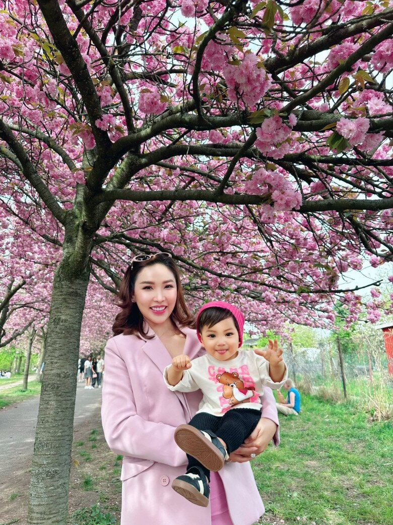 Quỳnh Thư tự nhận bản thân gia nhập hội mẹ bỉm sữa “nghiện con”. 
