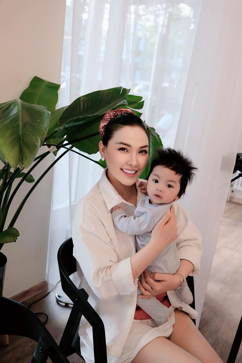 Quý tử của Quỳnh Thư được khen ngợi đẹp như búp bê.