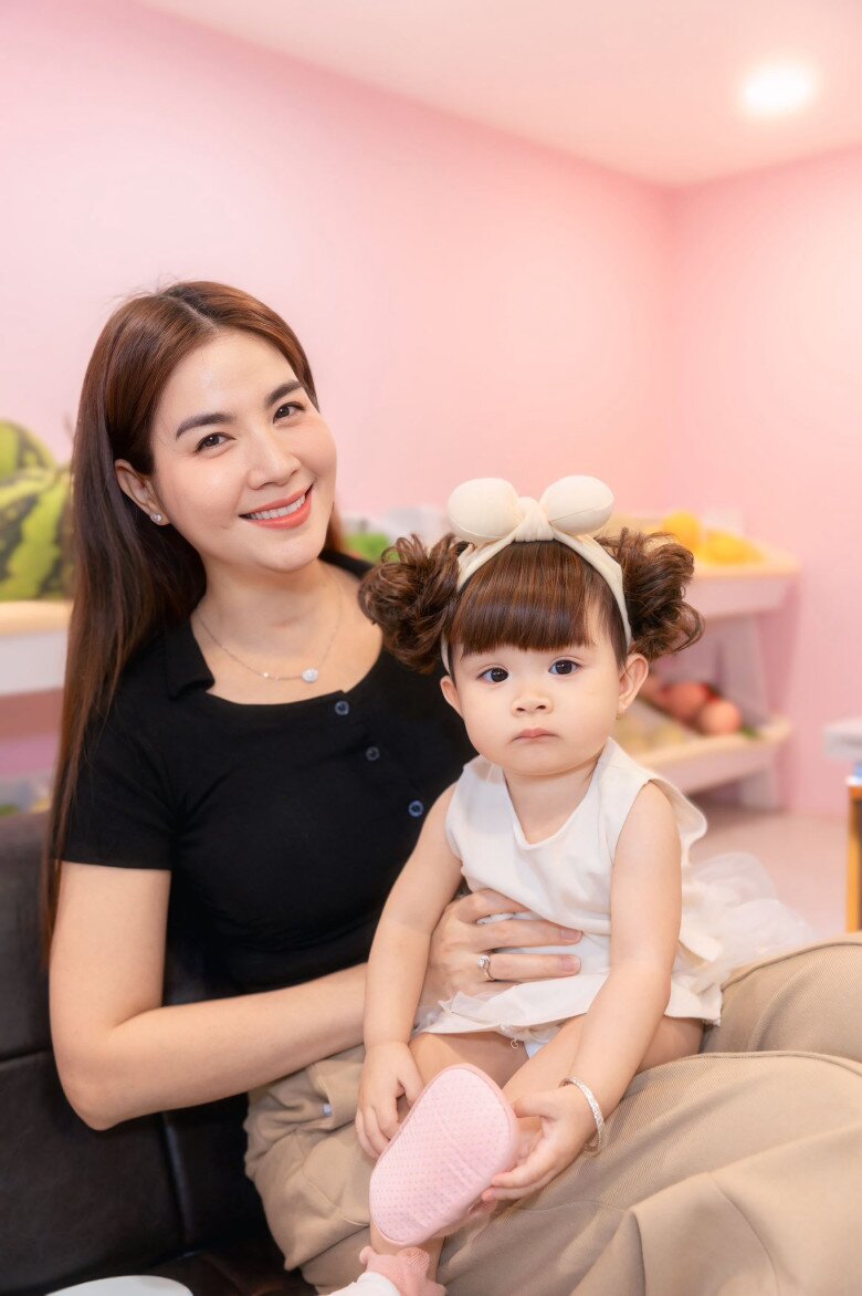 Con gái của cặp được được khen xinh xắn như búp bê.