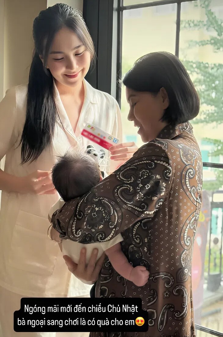 Mai Ngọc hạnh phúc khoe cảnh mẹ ruột sang thăm, chuẩn bị quà cho bé Panda.