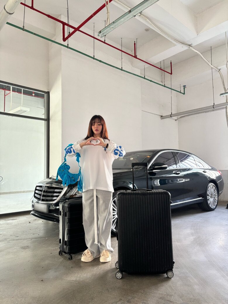 Bích Phương nổi tiếng là nữ ca sĩ xinh đẹp và giàu có.