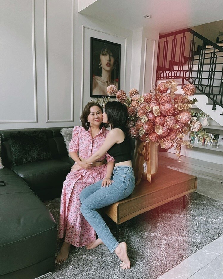Nữ ca sĩ từng xây nhà để báo hiếu mẹ ruột.