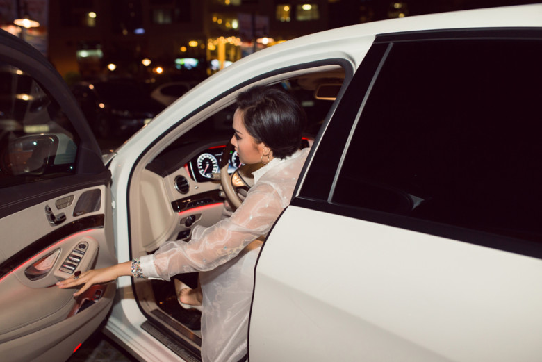 Nữ ca sĩ từng được bắt gặp đi chiếc xế hộp trị giá 4 tỷ đến dự sự kiện.