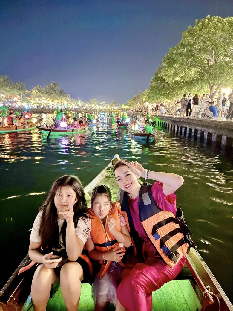 2 con gái xinh xắn của nàng hậu.