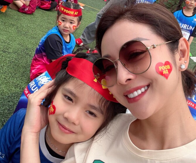 Jennifer Phạm cùng con gái út tham gia hoạt động phong trào ở trường quốc tế.