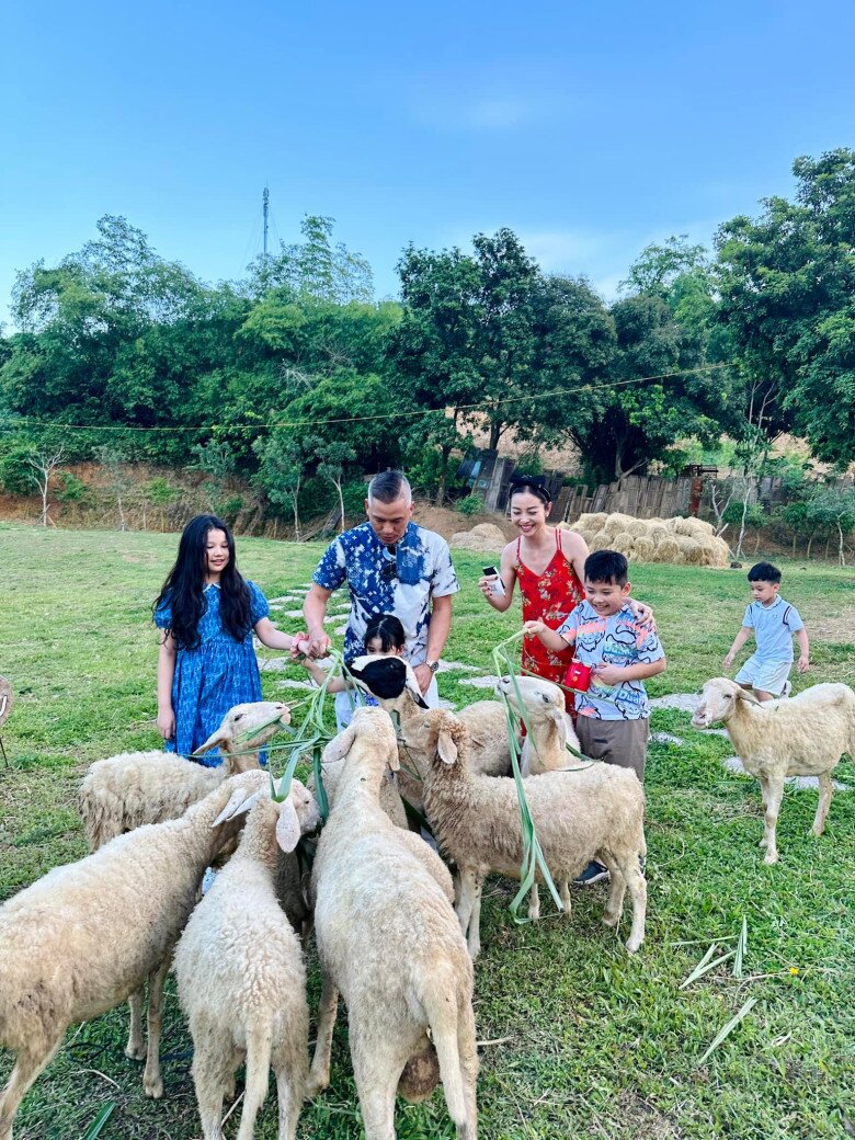 Các con của Jennifer Phạm sống trong “nhung lụa”, học trường quốc tế.