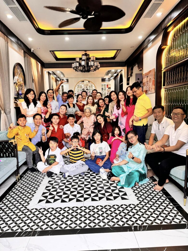 Bố mẹ Thanh Đoàn và Hà Trí Quang có mối quan hệ thân thiết, thường xuyên tụ họp.